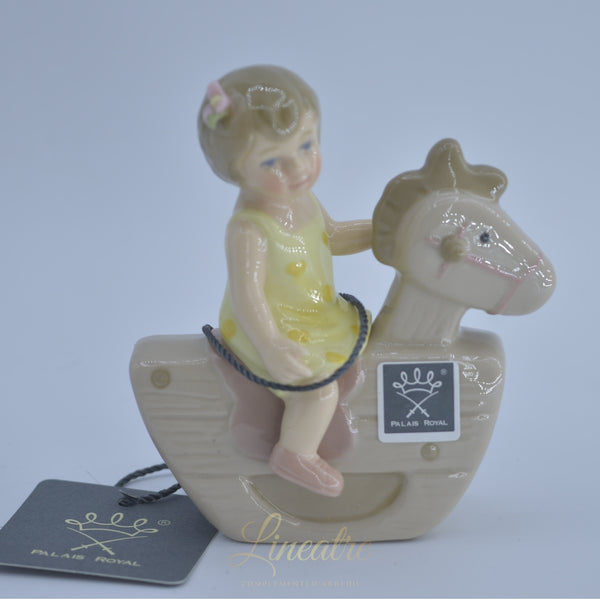 Bimba su Cavallo a dondolo